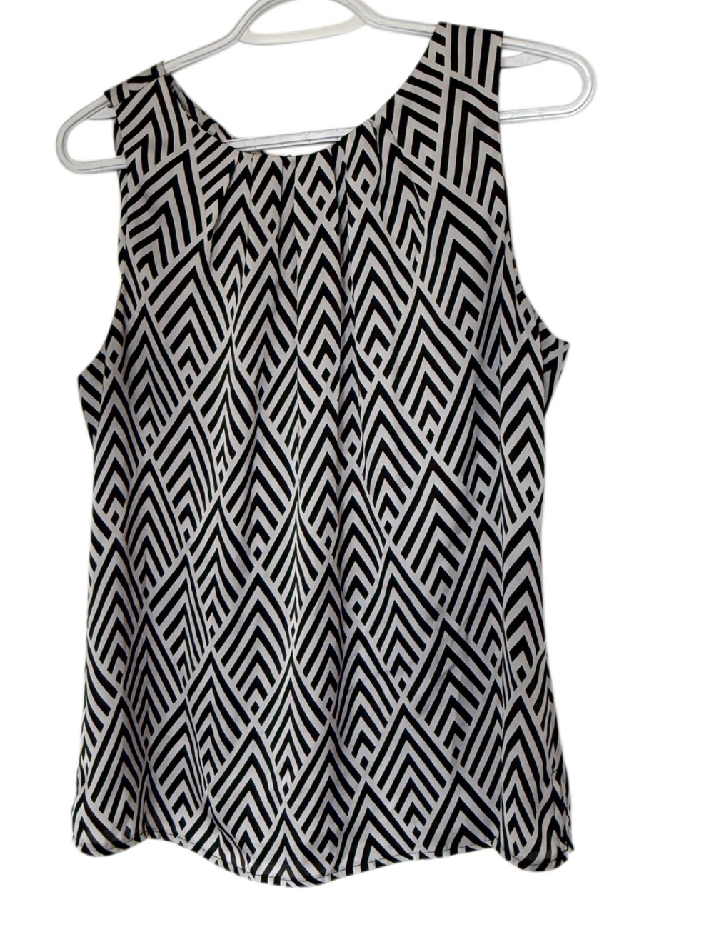 Suzy Shier Black & White Geometric Sleeveless Camisole
